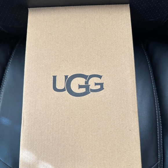 NIB! UGG Women's Casual Chrome Toe Sneaker Milo In Black Leather Size US5/EU36 - Picture 10 of 10